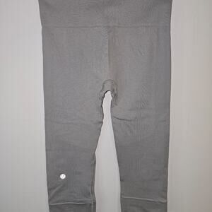 lululemon Seamlessly Street leggings women's cropped yoga pant 26" waist (size 4